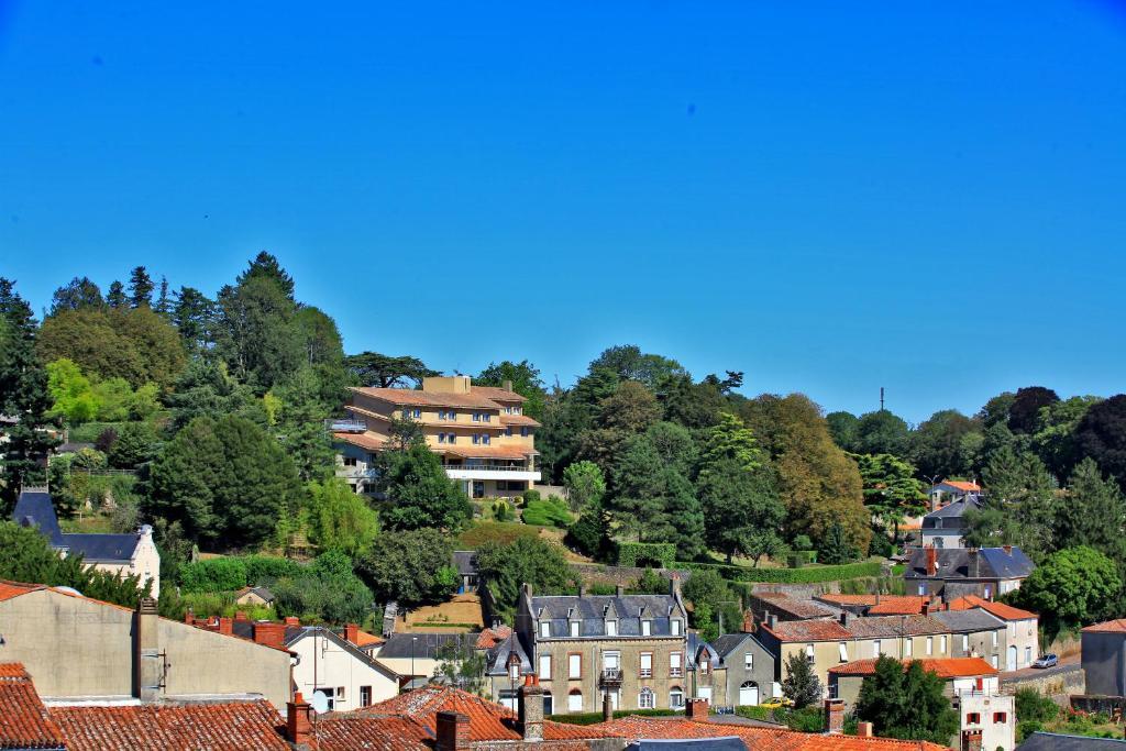 Logis Hotel De La Bruyere Pouzauges Dış mekan fotoğraf
